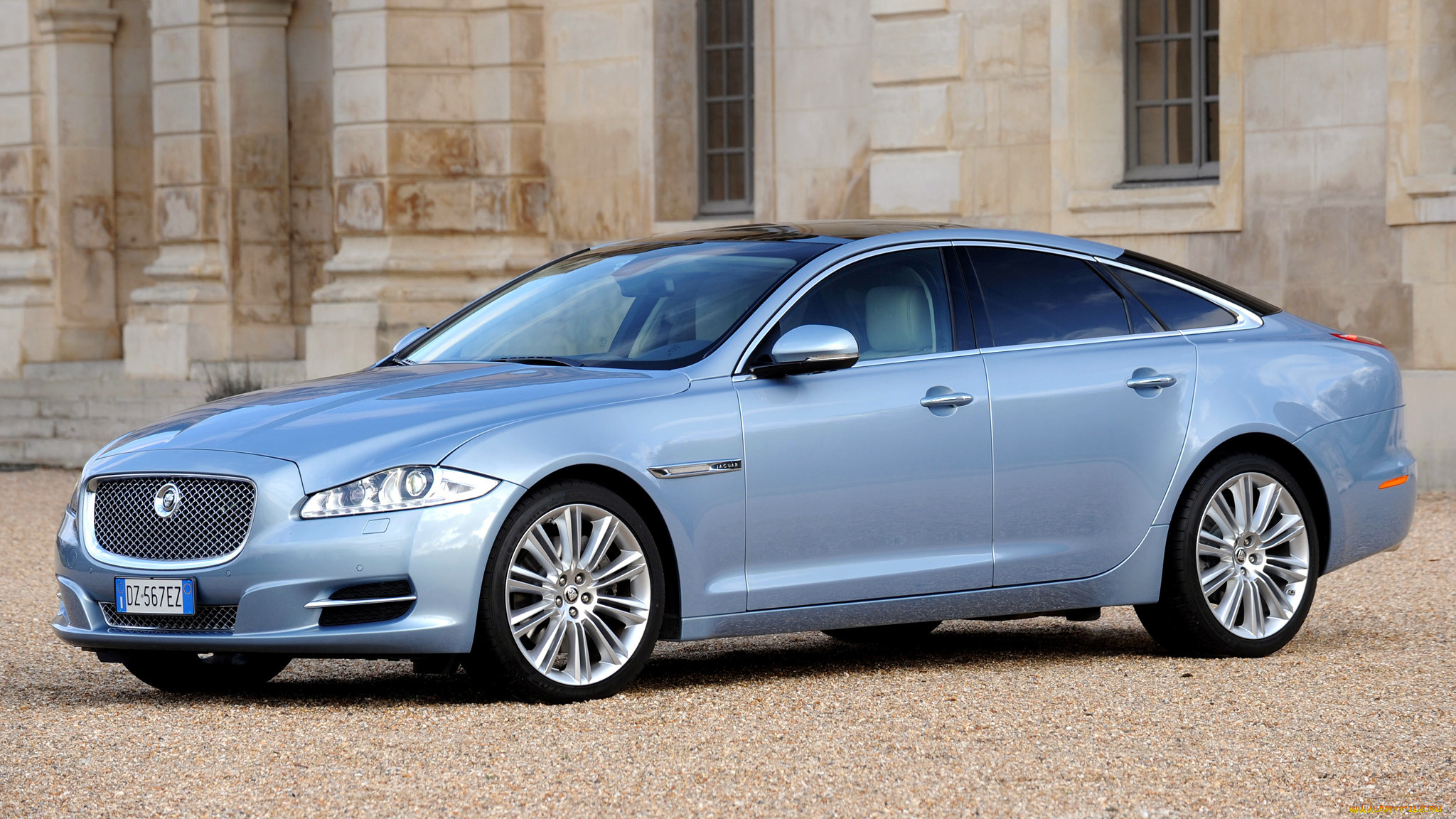 Jaguar XJ 2015 синий